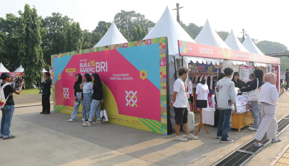 Ratusan orang sudah memadati Plaza Parkir Timur GBK, Jakarta, tempat digelarnya acara. (Liputan6.com/Herman Zakharia)