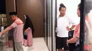 Dilantai tiga terdapat balkon yang bisa digunakan untuk santai. Dirumah baru pasangan ini juga sudah dilengkapi kamar anaknya. Tampak dua orang tua Arie begitu senang dengan rumah baru anaknya. [Youtube/Indah Permatasari]