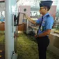 Presdir PT Angkasa Pura II Muhammad Awaluddin ketika diperiksa menggunakan alat body scanner oleh petugas di Terminal 3 Bandara Soekarno-Hatta, Tangerang, Senin (24/04). (Liputan6.com/Fery Pradolo)