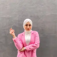 Inspirasi baju kasual perempuan hijab dalam nuansa warna pink dari vibe kalem sampai shocking ala Nathalie Holscher (Foto: Instagram @nathalieholscher)