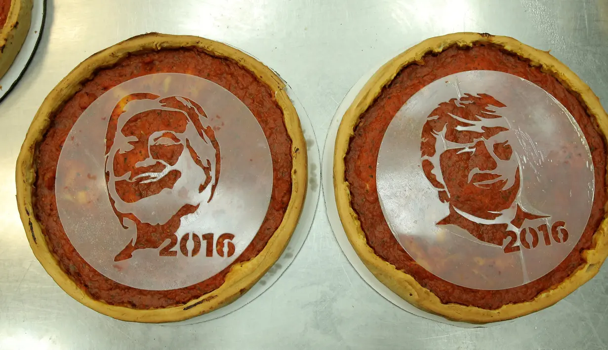Dua loyang yang digunakan untuk membuat pizza bergambar wajah calon presiden AS dari Partai Republik, Donald Trump dan rivalnya dari Partai Demokrat, Hillary Clinton di Giordano Pizzeria, Chicago, Selasa (27/9). (REUTERS / Jim Young)