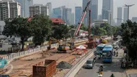 Sejumlah alat berat terlihat di proyek pembangunan underpass atau terowongan Mampang Prapatan-Kuningan, Jakarta, Jumat (24/3). Proyek itu merupakan bagian dari enam pembangunan simpang tak sebidang yang dikerjakan Pemprov DKI. (Liputan6.com/Faizal Fanani)