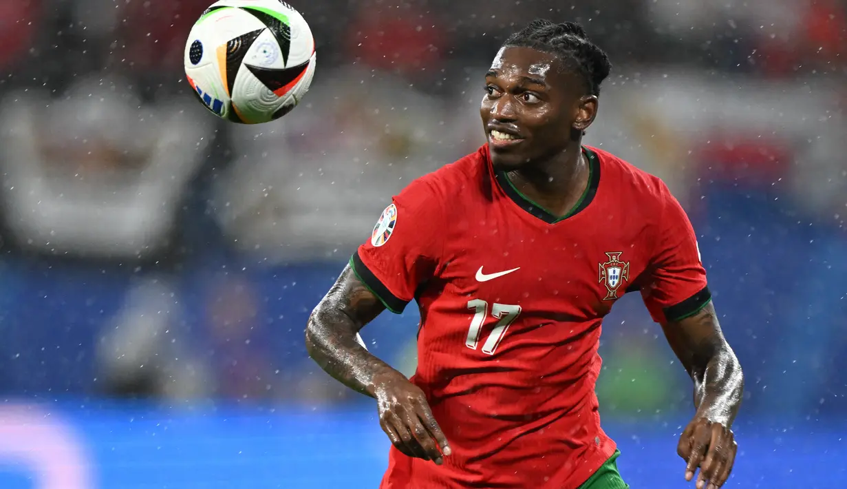 Penampilan moncer Rafael Leao membuat juara Saudi Pro League musim lalu, Al Hilal, tertarik mendapatkan jasa pemain berusia 25 tahun tersebut. AC Milan dikabarkan baru akan melepas Rafael Leao dengan nilai transfer yang mencapai lebih dari Rp 3 triliun. Sebab, winger Timnas Portugal tersebut masih terikat kontrak bersama Milan hingga 30 Juni 2028. (PATRICIA DE MELO MOREIRA / AFP)