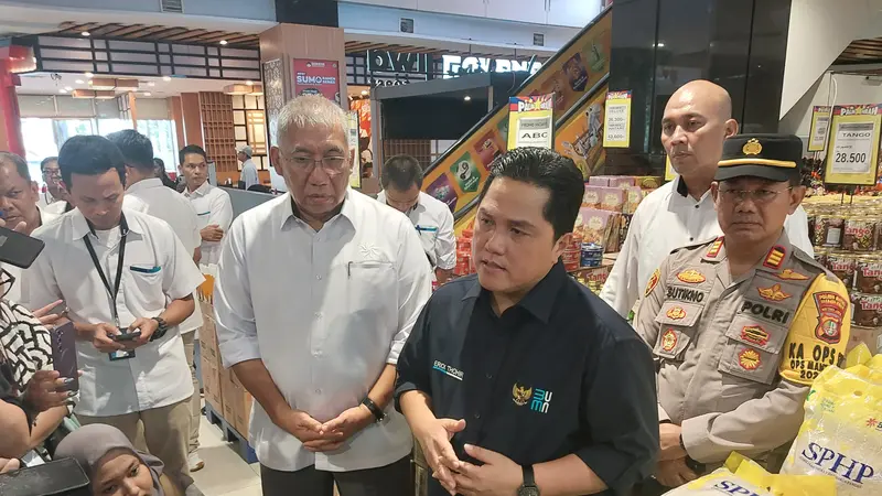 Menteri BUMN Erick Thohir meninjau penjualan beras di Ramayana Klender, Jakarta, Senin (12/2/2024).