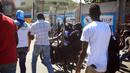 Petugas polisi bersenjata dan bertopeng bergerak maju dengan sepeda motor saat protes untuk mengecam tata kelola polisi yang buruk di Port-au-Prince, Haiti, 26 Januari 2023. Media Haiti melaporkan bahwa penculikan pun meningkat tajam di negara itu sejak awal tahun. (AP Photo/Odelyn Joseph)