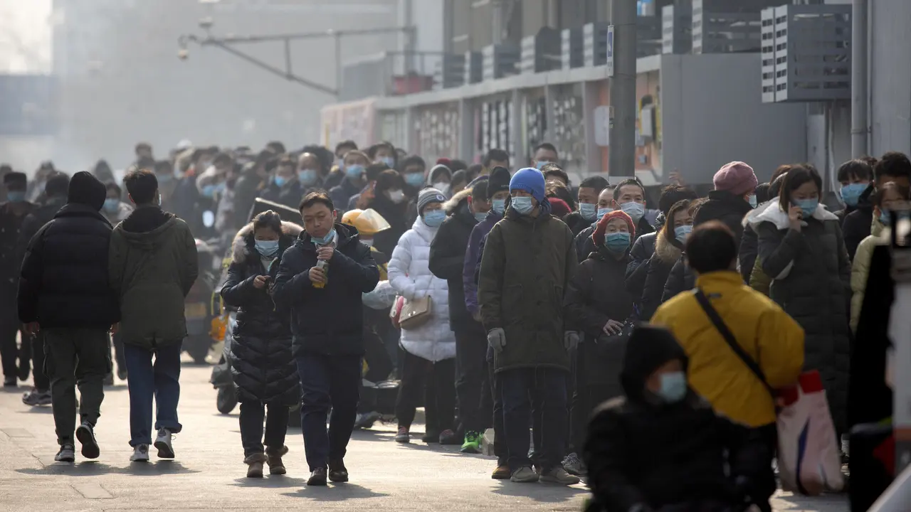 FOTO: Antrean Warga Beijing untuk Tes COVID-19 Massal
