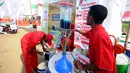 Petugas menyiapkan BBM di kios Pertamina jalan tol fungsional Brebes Timur-pemalang Km 275, Kabupaten Tegal, Jawa Tengah, Rabu (21/6). (Liputan6.com/Gempur M Surya)