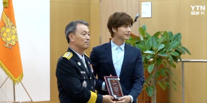 VIDEO: Park Hae Jin Dapat Penghargaan dari Dinas Damkar