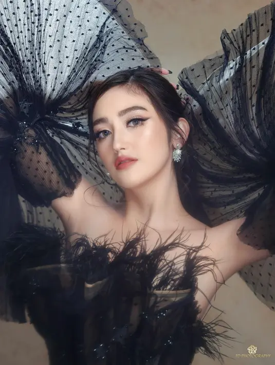 Riasan wajah glamor Ranty Maria sukses menampilkan dirinya secara luar biasa. Photoshoot ini menampilkan potret Ranty Maria dalam balutan outfit hitam dan riasan wajah super cantik, winged eye-liner, dan lipstik berwarna kemerahan. Foto: Instagram.