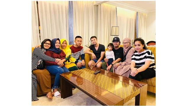 Tak hanya berkunjung ke rumah asistennya, Raffi juga mengajak keluarga Shela Lala untuk makan bersama.