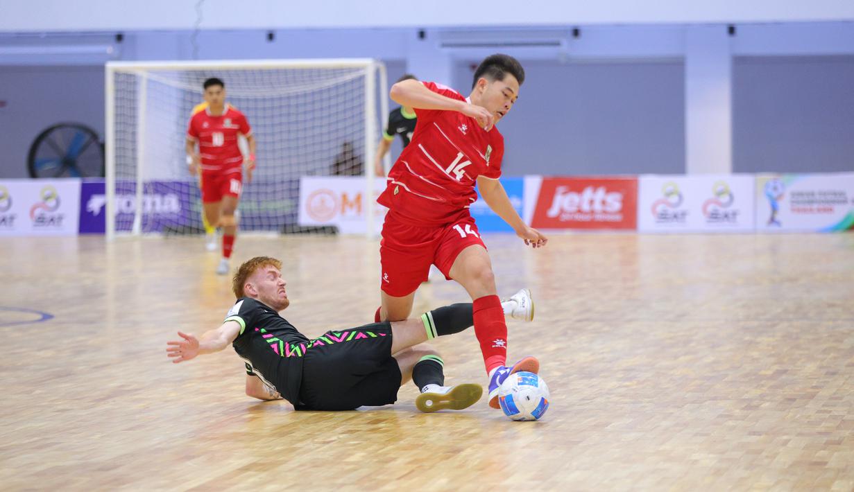 Pemain Timnas Futsal Indonesia, Imam Anshori terkena tekel pemain Australia pada laga terakhir Grup B Piala AFF Futsal 2026 di Nonthaburi Hall, Bangkok, Thailand, Rabu (8/4/2026) siang. (Dok. Federasi Futsal Indonesia)