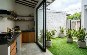 8 Desain Dapur dengan Taman Kering yang Mudah Dirawat, Inspirasi Rumah Tropis Modern