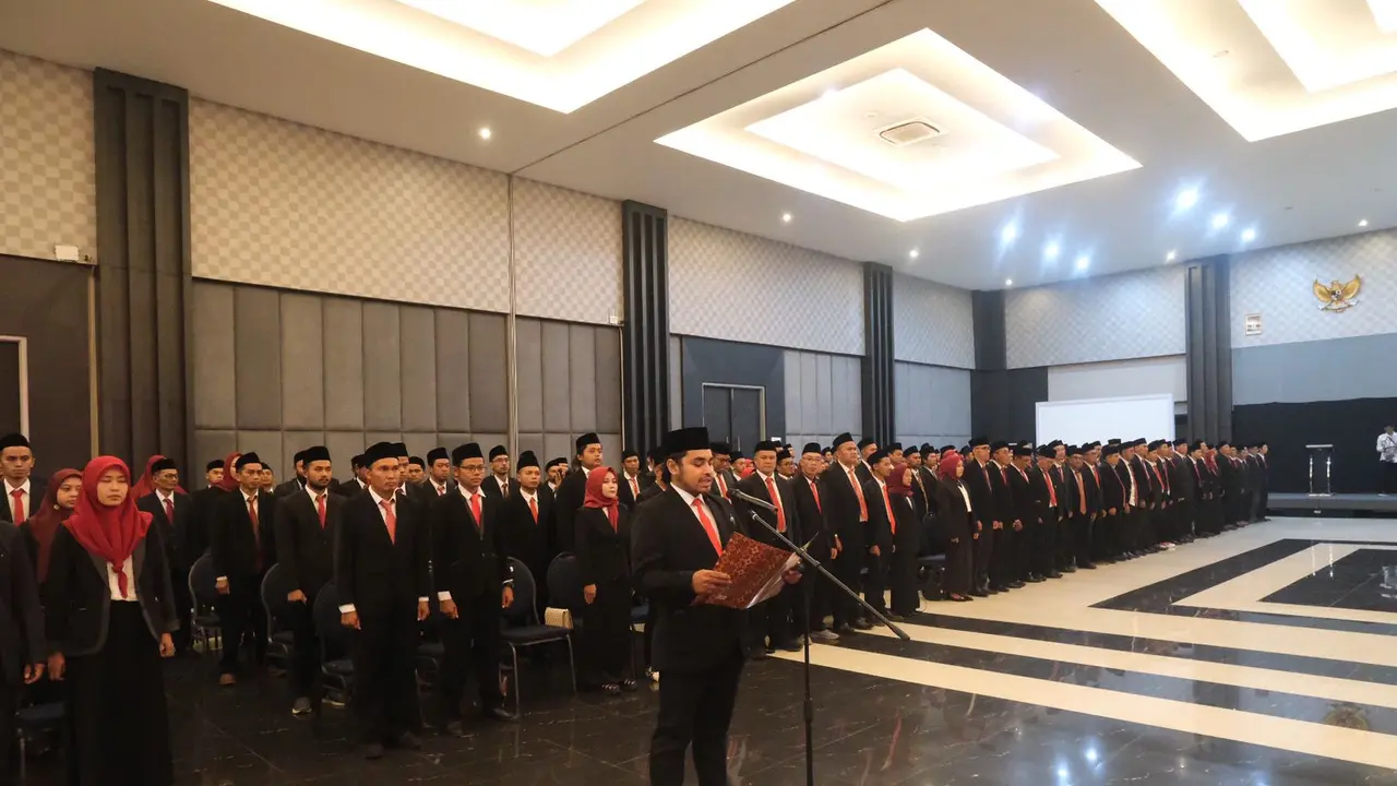 KPUD Garut, Jawa Barat, melantik 210 orang Panitia Pemilihan Kecamatan (PPK) baru terpilih, yang akan bertugas untuk pemilihan kepala daerah (pilkada) serantak 2024. (Liputan6.com/Jayadi Supriadin)