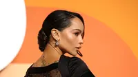 Gaun Balas Dendam Zoe Kravitz di Vanity Fair Oscar Party 2025, Transparan di Punggung dan Pantat
