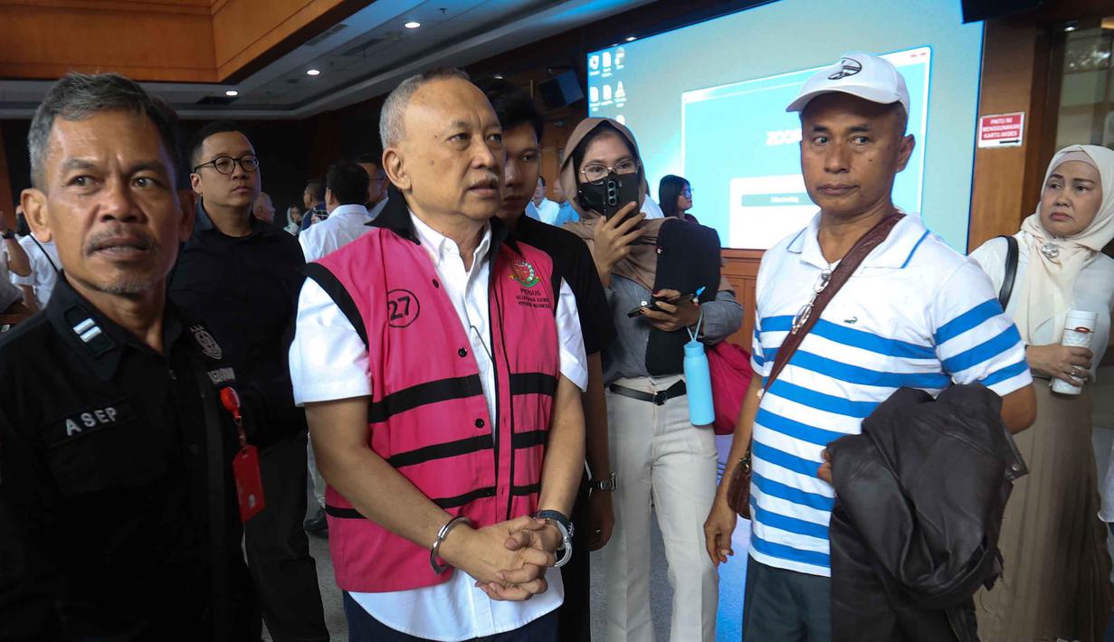 Sementara, Hanung Budya Yuktyanta merupakan Direktur Pemasaran dan Niaga PT Pertamina pada tahun 2014. Tampak dalam foto, Direktur Pemasaran dan Niaga PT Pertamina tahun 2014, Hanung Budya Yuktyanta usai mengikuti sidang pembacaan putusan di Pengadilan Tindak Pidana Korupsi (Tipikor) Jakarta, Selasa (12/5/2026). (Kapanlagi.com/Budy Susanto)