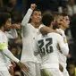 Cristiano Ronaldo tersenyum ke arah tribun penonton usai cetak gol keempatnya bagi Real Madrid (Reuters)