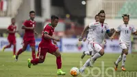 Pemain sayap Timnas Indonesia, Febri Hariyadi dijaga kapten Myanmar, Yan Aung Kyaw dalam laga uji coba di Stadion Pakansari, Cibinong, Kabupaten Bogor, Selasa (21/3/2017). (Bola.com/Iqbal Ichsan)