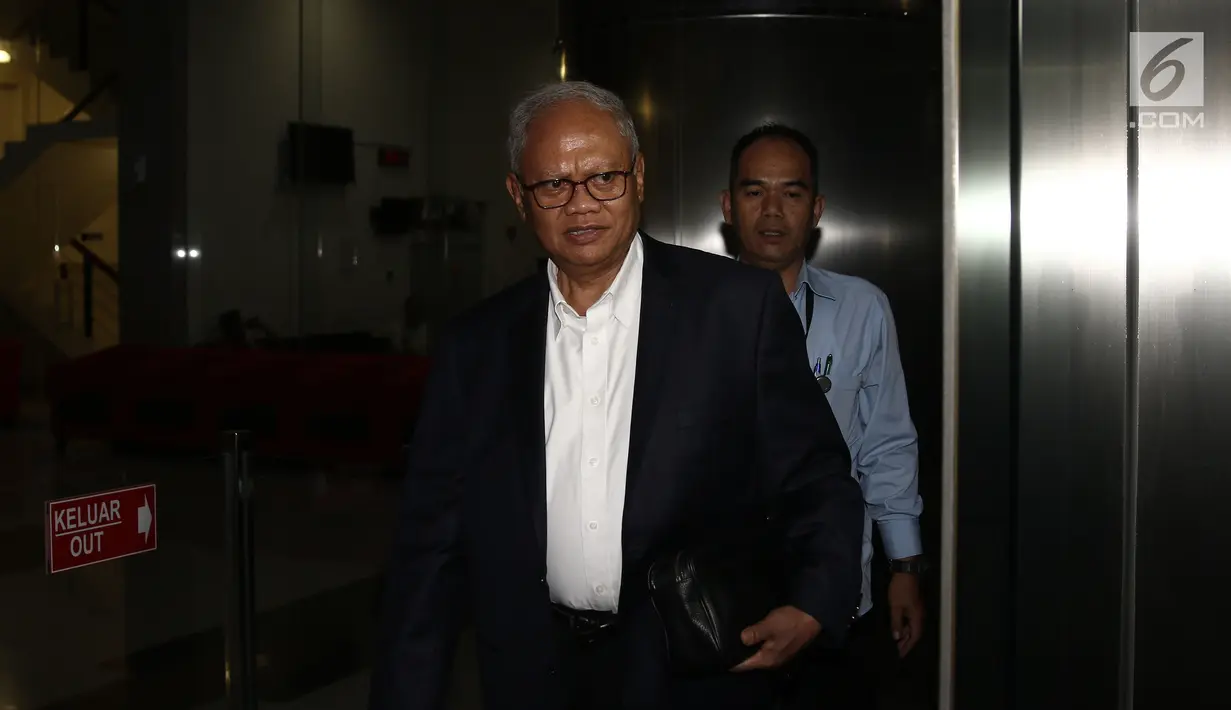 Presiden Direktur Lippo Karawaci Ketut Budi Wijaya usai menjalani pemeriksaan di Gedung KPK, Jakarta, Kamis (25/10). Ketut diperiksa sebagai saksi dalam kasus dugaan suap perizinan proyek pembangunan Meikarta. (Liputan6.com/Herman Zakharia)