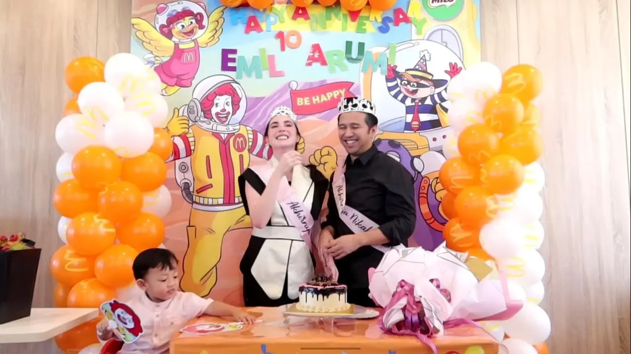 Perayaan anniversary ke-10 Arumi Bachsin dan Emil Dardak