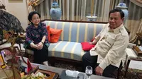 Presiden Prabowo Subianto bertemu dengan Presiden ke-5 Republik Indonesia Megawati Soekarnoputri di kediaman Ketua Umum PDI Perjuangan tersebut yang berada di Jalan Teuku Umar, Menteng, Jakarta Pusat, pada Senin malam 7 April 2025 (@bang_dasco)