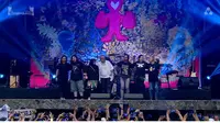 Iwan Fals bersama band dan manajemen memberi hormat kepada audiens usai konser Bertalu Rindu "Aku Menyayangimu", Sabtu (24/12). (Istimewa)