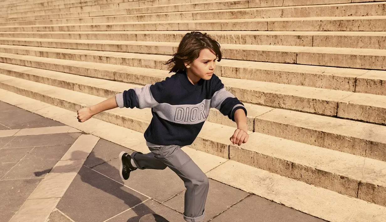 Beberapa koleksi pakaian ini terdiri dari sweater, bomber jacket, flared dress, cape, t-shirt, dan pinafore dress. (dok.dior).
