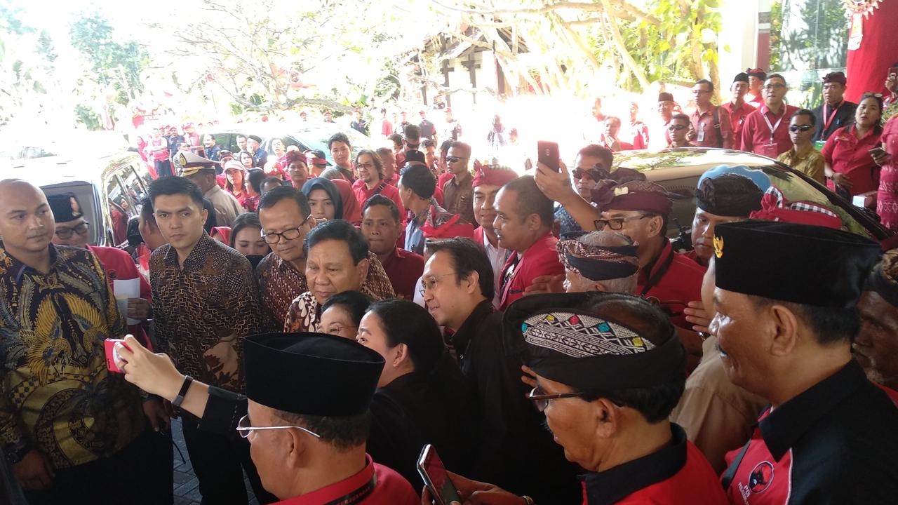 Prabowo Subianto swafoto bersama Ketua Umum PDIP Megawati Soekarnoputri, Puan Maharani, Prananda Prabowo beserta kader PDIP di lokasi Kongres V PDIP, Kamis (8/8/2019).
