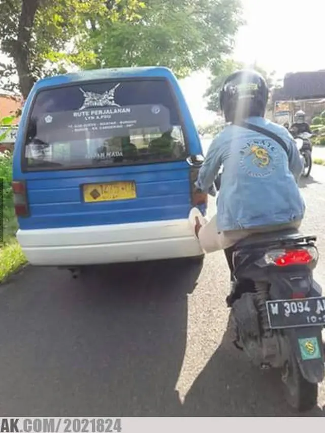 6 Kelakuan Nyeleneh saat Mengendarai Mobil Ini Bikin Tepuk Jidat