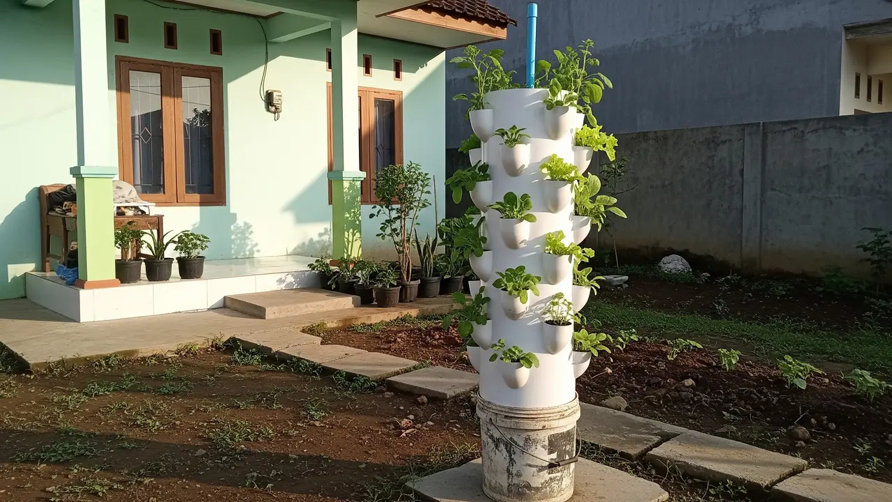 Desain Tower Garden Kreatif dari Pipa PVC untuk Lahan Kecil