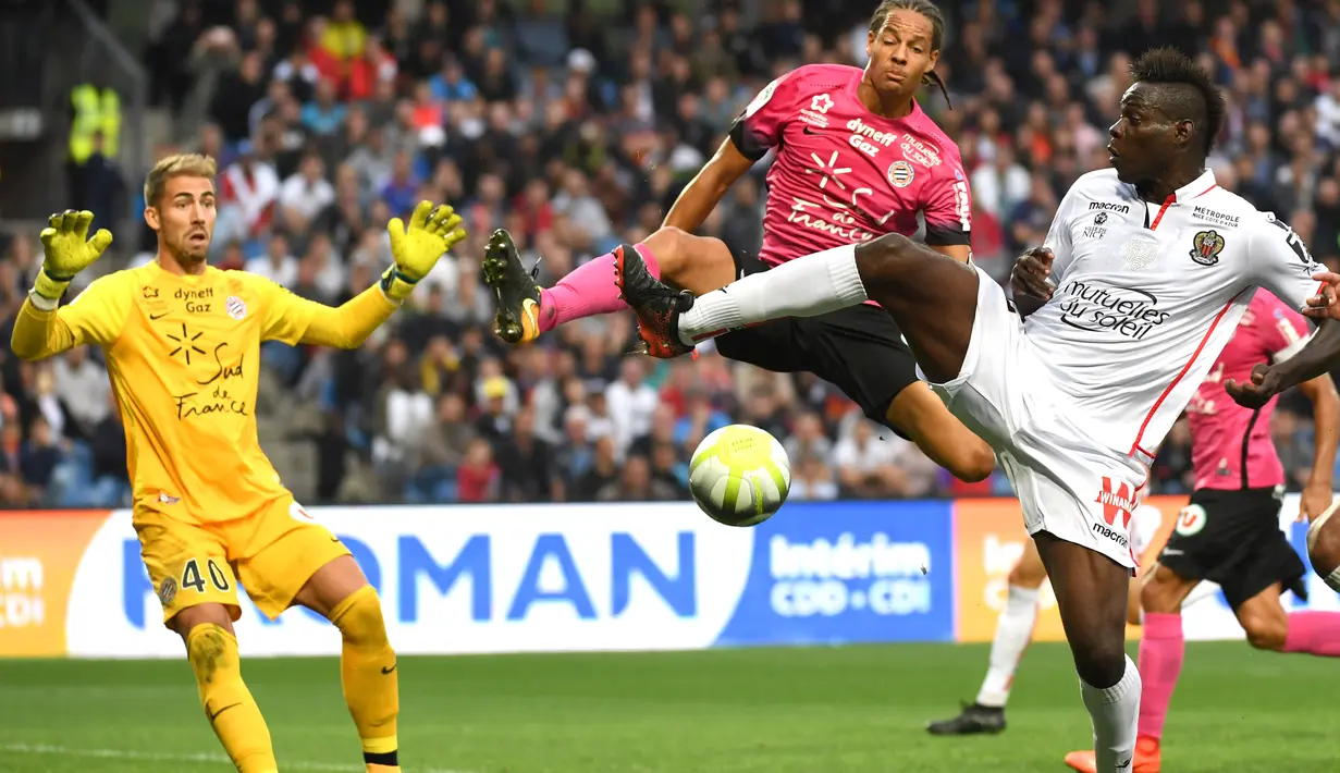 Penyerang Nice, Mario Balotelli (kanan) telah mengoleksi lima gol hingga pekan ke-9 Ligue 1 Prancis. Balotelli  pun bertengger pada peringkat keenam klsemen sementara top scorer. (AFP/Pascal Guyot)
