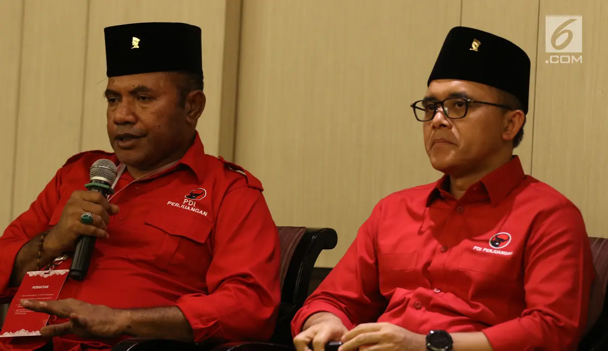 Bupati Banyuwangi Abdullah Azwar Anas bersama Bupati Boven Digoel Benediktus Tambonop menjadi pembicara dalam serial diskusi dalam rangkaian Kongres PDI P ke V di Bali, Jumat (9/8/2019). Diskusi membahas "Kepala Daerah Bongkar Rahasia PDI Perjuangan Menang Dalam Pilkada. (Liputan6.com/Johan Tallo)