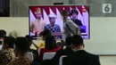 Sejumlah wartawan dan pegawai menyaksikan pidato kenegaraan Presiden Joko Widodo atau Jokowi dalam Sidang Tahunan MPR, DPR, DPD di Gedung Nusantara, Jakarta, Selasa (16/8/2022). Di Gedung Nusantara, Presiden Jokowi akan menyampaikan pidato pada Sidang Tahunan MPR RI Tahun 2022 dan pidato kenegaraan dalam rangka Hari Ulang Tahun (HUT) ke-77 Kemerdekaan RI pada Sidang Bersama DPR RI dan DPD RI Tahun 2022. (Liputan6 com/Angga Yuniar)