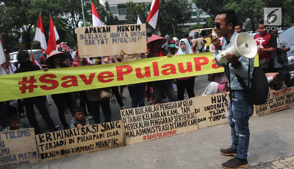Warga Pulau Pari berorasi saat menggelar aksi di depan PN Jakarta Utara, Kamis (12/7). Mereka menolak dugaan kriminalisasi terhadap Ketua RW Pulau Pari Sulaiman dalam kasus penyerobotan lahan. (Liputan6.com/Arya Manggala)