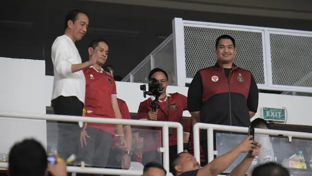 Jokowi bersama Menpora menonton laga Indonesia vs Argentina