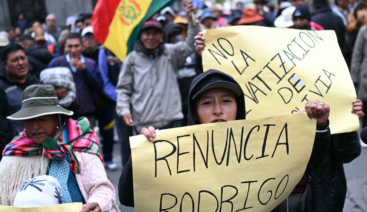 Seorang demonstran memegang papan bertuliskan (Resing Rodrigo) selama unjuk rasa menentang Presiden Rodrigo Paz di La Paz, Bolivia, pada 25 Mei 2026. (MARVIN RECINOS/AFP)
