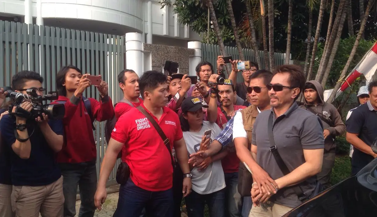 Sebelumnya, polisi telah menggeledah rumah Gatot. Beberapa temuan seperti jarum suntik, bong, senjata api beserta ratusan hingga alat bantu seks ditemukan. Selain itu juga ditemukan hewan langka. (Nurwahyunan/Bintang.com)