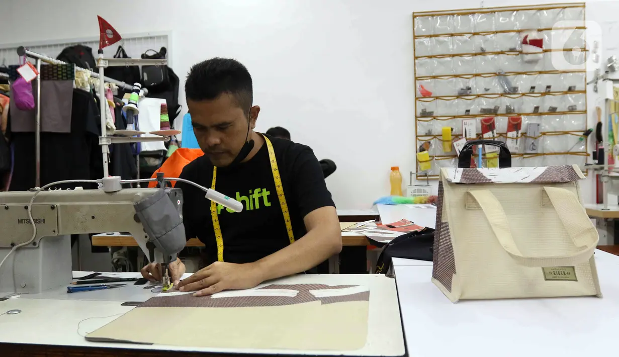 Seiring pesatnya perkembangan, Eiger kini tak hanya memproduksi tas saja, melainkan banyak produk-produk yang dapat memenuhi kebutuhan perlengkapan dan peralatan untuk kegiatan di alam terbuka.  (Liputan6.com/Herman Zakharia)
