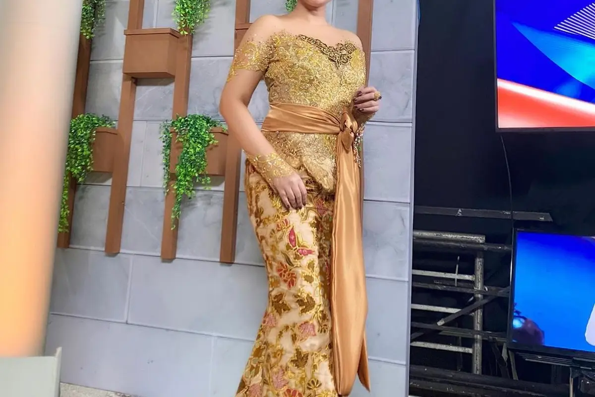 7 Gaya Fitri Carlina saat Pakai Kebaya, Tampil Menawan