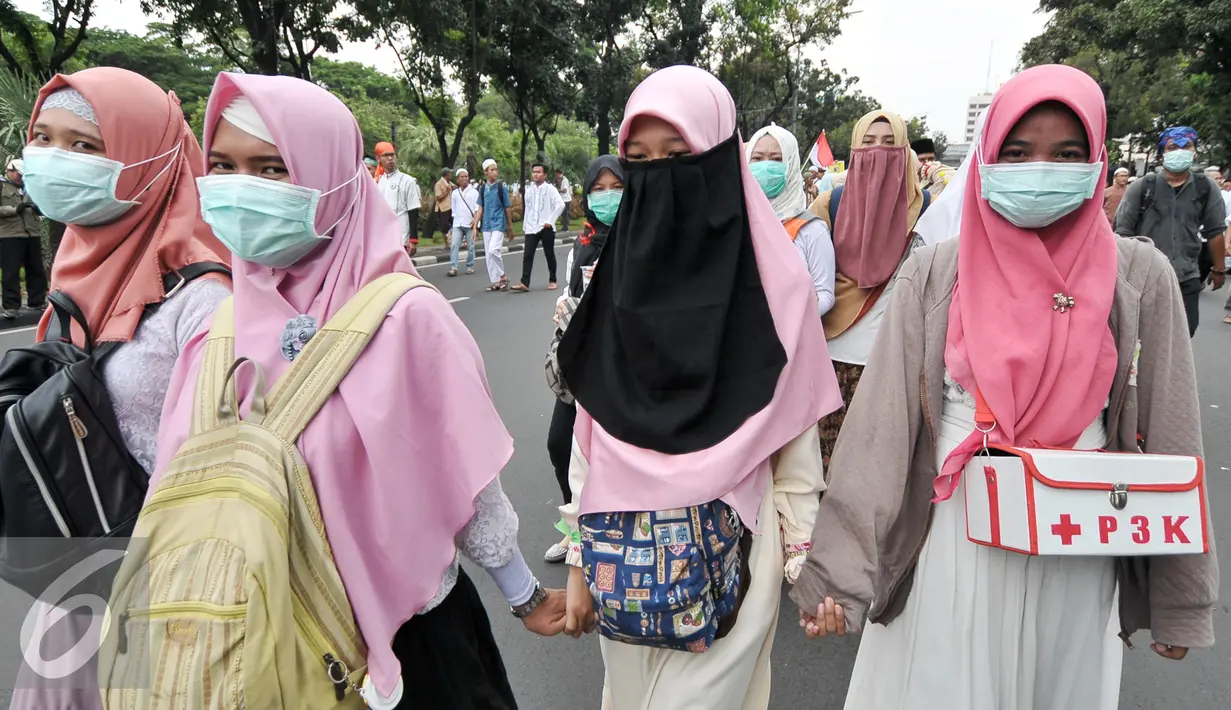 Relawan yang terdiri dari beberapa perempuan membawa kotak P3K untuk membantu para demonstran, Jakarta, Jumat (4/11). Relawan kesehatan ini siaga bantu para demonstran yang kelelahan atau sakit saat aksi demo. (Liputan6.com/Yoppy Renato)