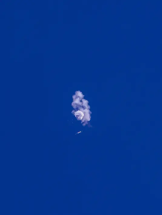 <p>Sisa balon mata-mata China terjatuh di atas Samudra Atlantik, South Carolina, Amerika Serikat, 4 Februari 2023. Balon mata-mata tersebut jatuh sekitar enam mil laut di lepas pantai Amerika Serikat pada pukul 14.39 EST (19.39 GMT). (Chad Fish via AP)</p>