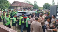 Ratusan driver ojol menerima sembako dari Polda Lampung di hari Bhayangkara ke-79.  Foto : (Istimewa).