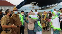Wabup Garut Helmi Budiman melepas rombongan jemaah haji asal Garut di kompleks COR Ciateul, Tarogong Kidul, Garut. (Liputan6.com/Jayadi Supriadin)