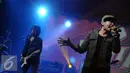 Musisi Viky Sianipar (kiri) dan Alsant Nababan saat tampil di konser Toba Rock di Jakarta, Jumat (2/9). Konser Toba Rock mengusung konsep penggabungan musik etnik Batak dan rock barat. (Liputan6.com/Helmi Afandi)
