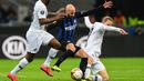 Borja Valero mencoba melewati dua pemain Eintracht Franckfurt pada leg kedua, babak 16 besar Liga Europa yang berlangsung di Stadion Giuseppe Meazza, Jumat (15/3). Inter Milan kalah 0-1 kontra Eintracht Frankfurt. (AFP/Miguel Medina)