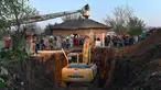 Kendaraan alat berat dikerahkan untuk menyelamatkan bocah 2 tahun yang jatuh di sumur kedalaman 16 meter di Desa Balta Sarata, Rumania, Selasa (25/4). (AFP PHOTO/DANIEL MIHAILESCU)