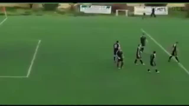 Sebuah kejadian menarik di salah satu liga amatir di Yunani. Kesal karena diejek, tim ini menghajar satu pemain lawan.