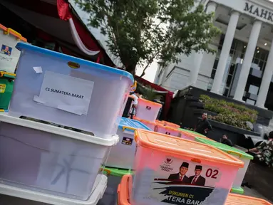 Petugas memeriksa barang bukti BPN Prabowo-Sandiaga yang nantinya akan diserahkan kepada panitera Mahkamah Konstitusi (MK), Jakarta, Selasa, (18/6/2019). Barang bukti tersebut merupakan bukti tambahan untuk melengkapi Sidang Sengketa Pilpres 2019. (Liputan6.com/Faizal Fanani)