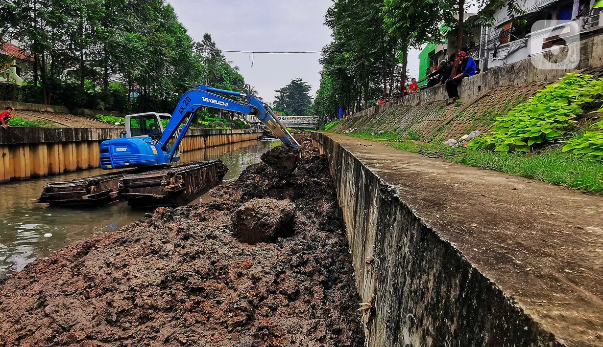 Kesibukan petugas Suku Dinas Sumber Daya Air Jakarta Barat saat menyelesaikan pengerukan lumpur di dasar aliran Kali Grogol di wilayah RW 004 Kemanggisan, Jakarta Barat, Kamis (24/6/2021). banjir. (Liputan6.com/Johan Tallo)