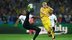 Bek Jerman, Jerome Boateng, mengamankan bola dari pemain Ukraina, Viktor Kovalenko, pada laga Grup C Piala Eropa 2016 di Stade Pierre-Mauroy, Senin (13/6/2016) dini hari WIB. (AFP/Martin Bureau)