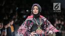 Vokalis band Kotak, Tantri memperagakan busana rancangan Anne Avantie yang bertajuk Badai Pasti Berlalu pada perhelatan Jakarta Fashion Week 2019 di Senayan City, Jakarta, Selasa (23/10). (Liputan6.com/Faizal Fanani)